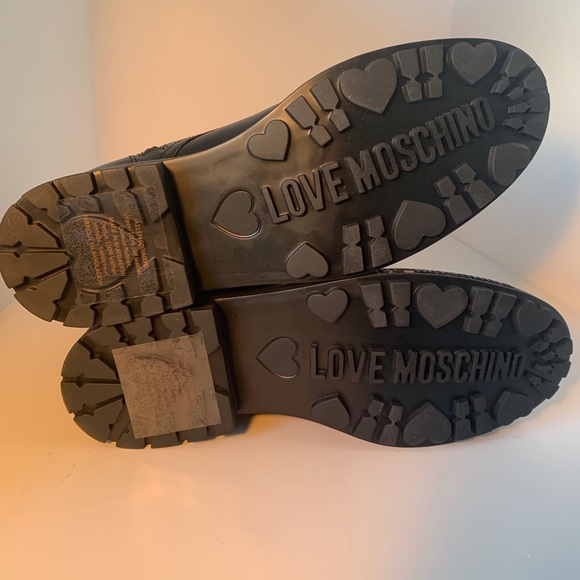 COPY - NWT. Moschino Combat leather boot with gold buckle - Picture 5 of 11